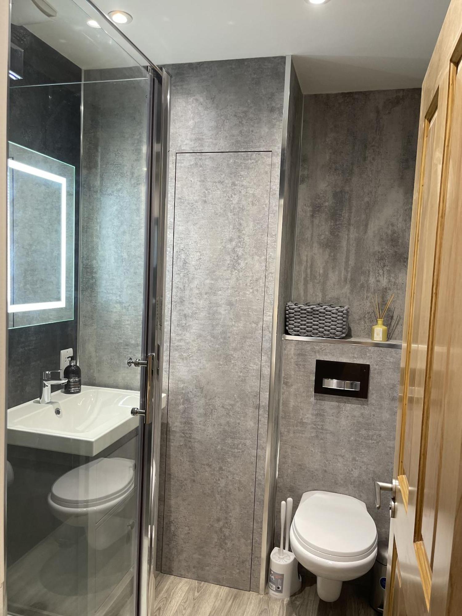 Superb Townhouse Near Vibrant Gloucester Road Bristol Buitenkant foto